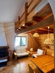 una sala de estar con paredes de madera y una mesa de madera. en Wood and Fire Chalet, en Borno