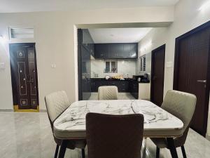 Køkken eller tekøkken på Orion Elegant Luxury Apartments