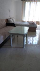 A seating area at Apartment's Pita & Mare