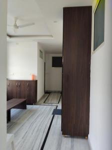 Una habitación vacía con una puerta de madera en el medio. en Hotel Yoga Stay Rishikesh, en Rishīkesh