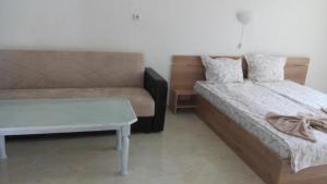 A bed or beds in a room at Apartment's Pita & Mare