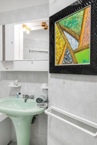 Galería fotográfica de LA PISCINE - Bord de Mer - Clim - Parking inclus petite place en Menton