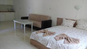 A bed or beds in a room at Apartment's Pita & Mare