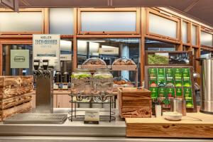 un espositore da panetteria con barattoli di cibo su un bancone di Garner Hotel Kiel - Akademie a Kiel