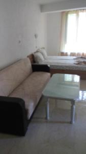 A seating area at Apartment's Pita & Mare