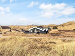 una casa en medio de un campo en 9 person holiday home in Ringkøbing-By Traum, en Søndervig