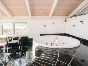 baño grande con bañera y mesa en 9 person holiday home in Ringkøbing-By Traum, en Søndervig 67 fotos más