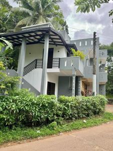 Το κτήριο όπου στεγάζεται  η βίλα