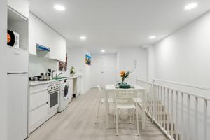 cocina blanca con mesa y sillas en Apartment 2 New Metro 6pax, en Rivas-Vaciamadrid 8 fotos más