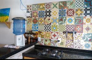 eine Küche mit bunten Fliesen an der Wand in der Unterkunft Casadajulia in Regencia Augusta + 3 Fotos
