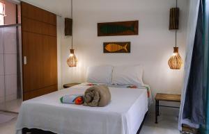 ein Schlafzimmer mit einem Bett, auf dem ein Hut liegt in der Unterkunft Casadajulia in Regencia Augusta