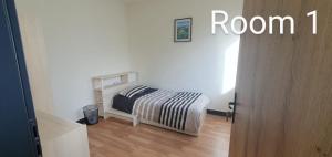 a bedroom with a bed in a room at Wohnung mit 3 Zimmer, 30min Köln Messe Bahnhof, 5min Leverkusen Bahnhof Zentrum in Leverkusen