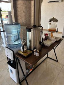 a table with a coffee maker and a blender on it at شقق أسس غين للشقق المخدومة in Yanbu