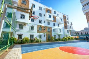 un aro de baloncesto frente a un edificio en Buxton Point Lifestyle Stay with AC - Mombasa CBD, en Mombasa