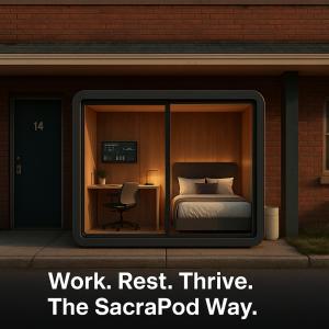 Una foto de un dormitorio con cama y escritorio en SacraPod Suites College Inn, en Spartanburg