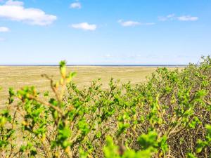 a field of crops with a field in the background at Seaside Oasis in Hou - By Traum Ferienwohnungen in Hou