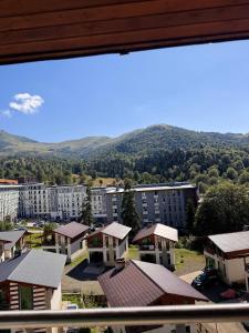 vistas a una ciudad con edificios y montañas en Bakuriani Crystal Residence 625, en Bakuriani