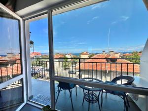 un balcone con tavolo e sedie e vista di SummerBlue - Синьо лято a Lozenets Altre 9 foto