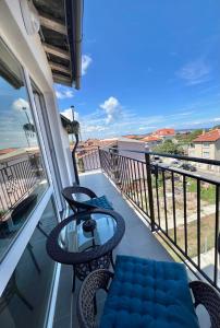 balcone con 2 sedie e tavolo in vetro di SummerBlue - Синьо лято a Lozenets