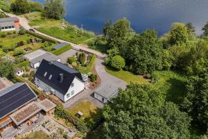 an overhead view of a house with a yard at Ferienhaus Eddi am Tiefwarensee in Waren