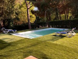 Πισίνα στο ή κοντά στο Casa Natura Flassia de 240m2 con piscina privada