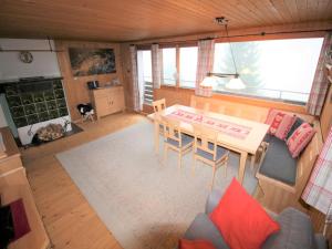 Vista aérea de una sala de estar con mesa y sillas en Chalet in Vorarlberg near Ski Slopes, en Egg