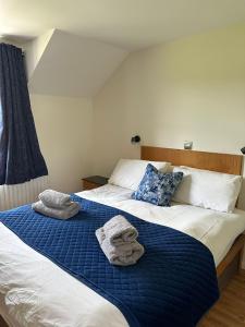 ein Schlafzimmer mit zwei Betten mit Handtüchern darauf in der Unterkunft Outskirts of Coleraine in Coleraine