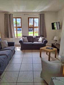 ein Wohnzimmer mit Sofas und einem Couchtisch in der Unterkunft Outskirts of Coleraine in Coleraine