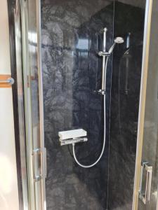 ein Badezimmer mit Dusche mit Glastür in der Unterkunft Outskirts of Coleraine in Coleraine + 11 Fotos