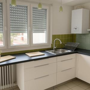 Kuchyň nebo kuchyňský kout v ubytování Le Monlahaye, cozy & bright