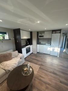 OnsalaThe Middle House的客厅里有一张沙发和一张桌子。