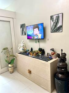 TV a/nebo společenská místnost v ubytování Rhon's Staycation