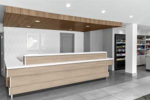 an apple store with a counter in a room at Hilton Garden Inn Queens JFK in Queens