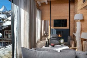 采尔马特博斯托特色酒店的可以看到山景的客厅