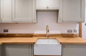 Φωτογραφία από το άλμπουμ του 2 Bedroom Cottage in Haslemere 2 X Double Beds σε Haslemere