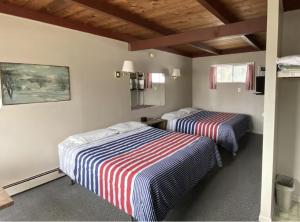 Postel nebo postele na pokoji v ubytování Villa De Moderne - adoba Inn Charlevoix