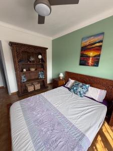a bedroom with a bed and a painting on the wall at Détente au soleil in Sorède
