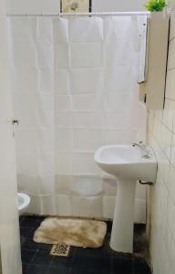 Casa céntrica Yrigoyen في سانتا روزا: حمام أبيض مع حوض ودش +28 صورة