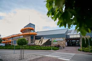 ein Gebäude mit einem großen aufblasbaren Schlauch in der Unterkunft Hotel i Aquapark Olender in Toruń