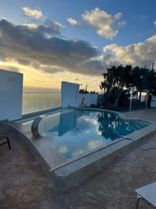 a swimming pool with a view of the ocean at Apartamento acogedor con Piscina en Tenerife in Icor