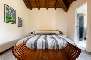 una camera da letto con un letto con un piumone a righe di LuxRent Villa Smeralda Pool and Beach a Capo Coda Cavallo Altre 49 foto
