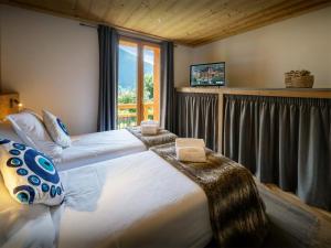 Un dormitorio con una cama grande con ventana. en Les Moulins D'Angelina - OVO Network, en Séez 22 fotos más