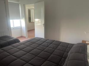 ein Schlafzimmer mit einem Bett und einer Tür zu einem Flur in der Unterkunft Dto del Centro in Rafaela