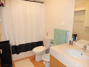 ein Badezimmer mit einer weißen Toilette und einem Waschbecken in der Unterkunft Apartamento Bela Vista in Porto Santo + 38 Fotos