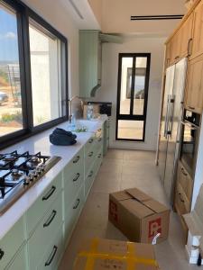una cucina con bancone e scatola di The house with the view a Kibbutz Snir