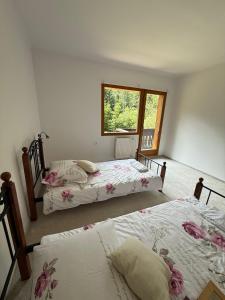 Un pat sau paturi într-o cameră la Cozy Mountain Stay near Kranjska Gora