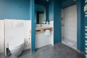 un bagno con un water e un lavandino di Premier Inn Würzburg a Würzburg