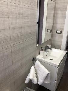 a bathroom with a sink and a mirror at Il Mare a Pochi Passi in Marina di Ragusa +4 photos