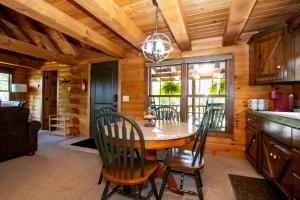 a dining room with a table and chairs at Honey Bear Cabin in Millersburg +15 photos