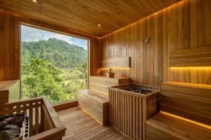 una vista interna di una sauna con una grande finestra di Samanvaya - Adults Only a Sidemen